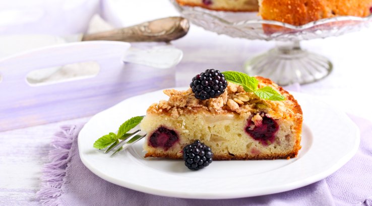 Йогуртовий пиріг з ожиною і тахіні