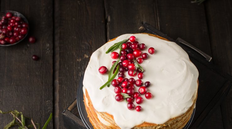 Святковий торт з грушами і журавлиною