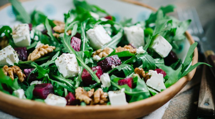 Салат з руколи, буряка і горіхів