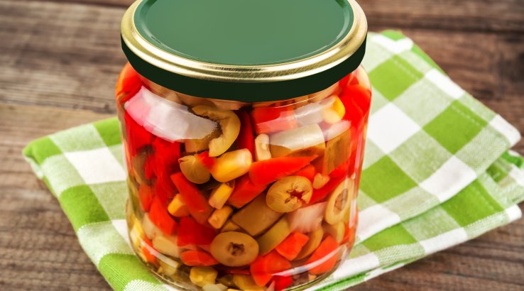 Консервований салат з оливками