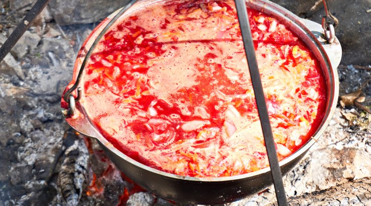 Гетьманський борщ у казані