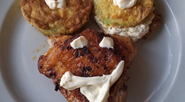 Обсмажені кабачки з курячими стегнами