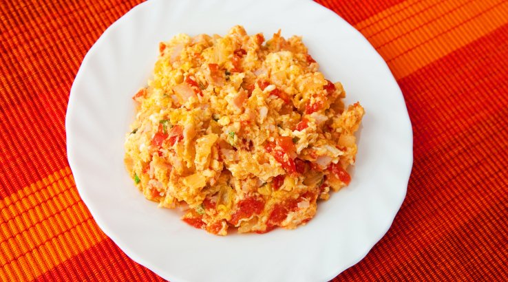 Яєчня-бовтанка з томатами і кукурудзою