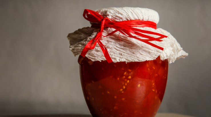 Помідори, консервовані з кетчупом чилі