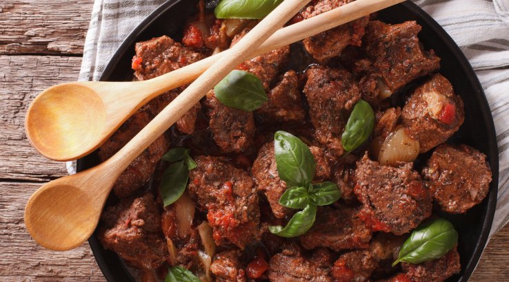 Тушкована в мультиварці яловичина