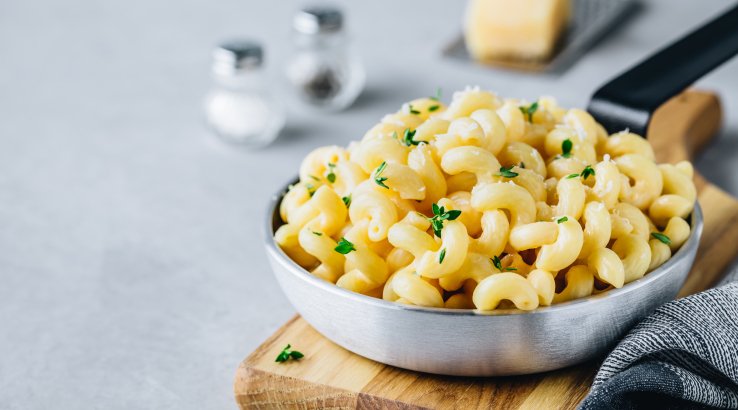Макарони з сиром та цвітною капустою в сковороді