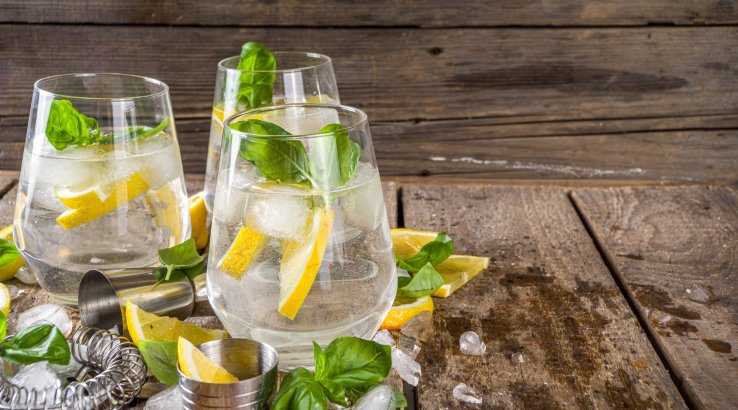 Лимонад з горілкою і базиліком