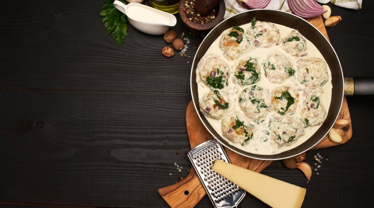 Курячі фрикадельки у йогуртовому соусі з морквою