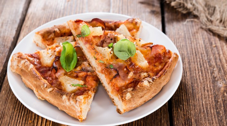 Піца з яблуками та шинкою