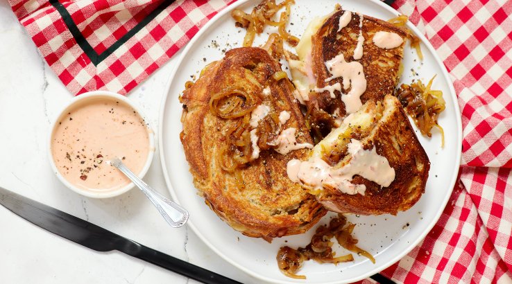 Сендвічі з шинкою, сиром і цибулею