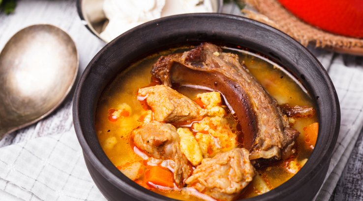 Гуляш зі свинячих реберець у горщику