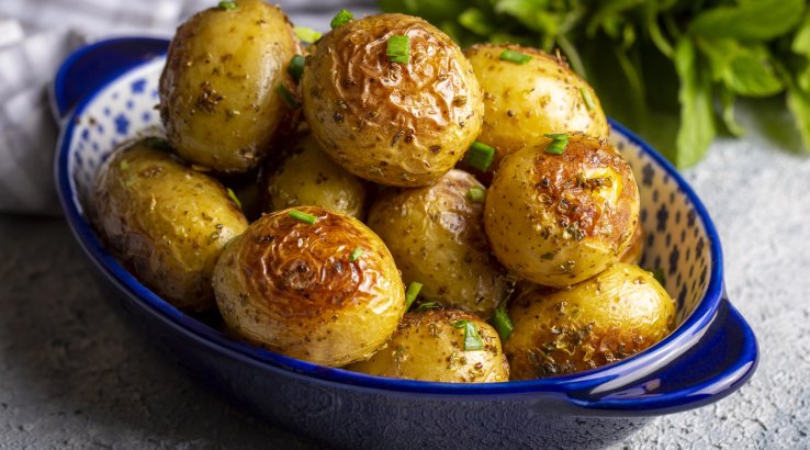 Запечена молода картопля з часником і зеленню