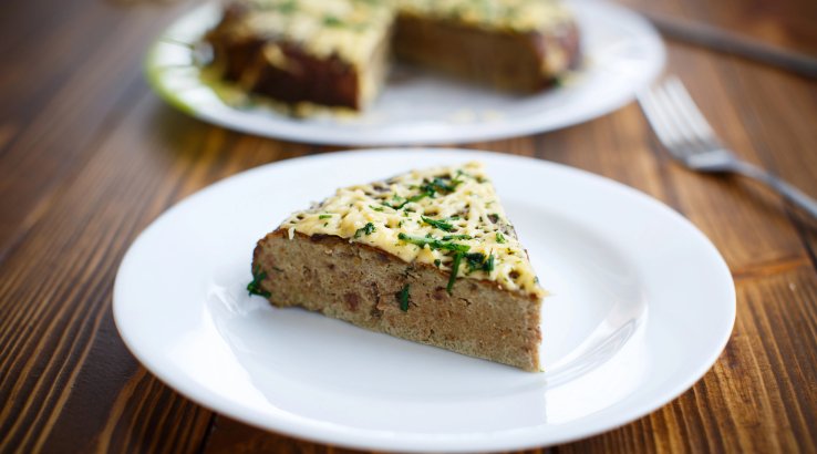 Заливний пиріг з курячою печінкою