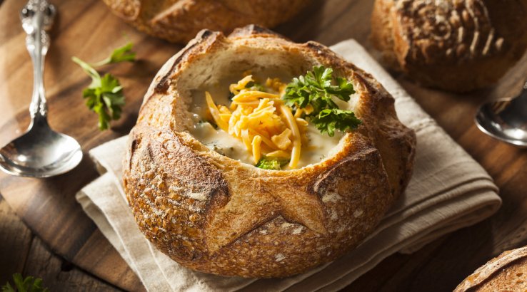 Сирний суп із броколі та беконом у хлібі