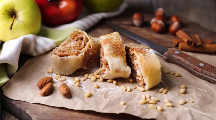 Яблучний штрудель з лаваша