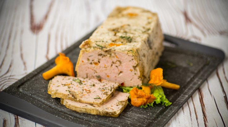 Шинка з курки з грибами на дошці