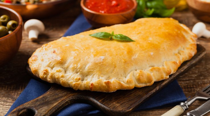 Кальцоне з салямі й сиром рецепт