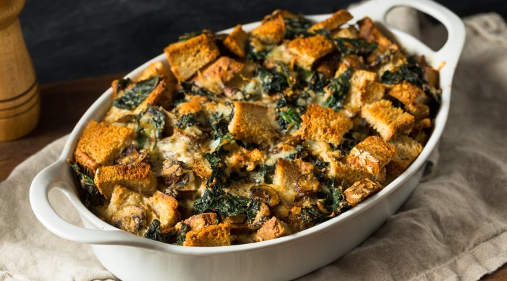 Хлібний пудинг з ковбасою і цвітною капустою