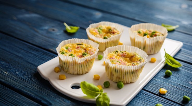 Кукурудзяні мафіни з беконом, травами і фетою