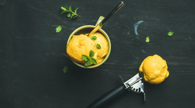 Манговий сорбет з листям мʼяти