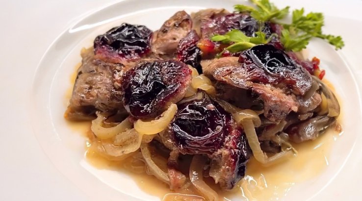 Запечена куряча печінка зі сливами