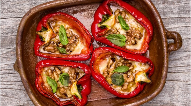 Перці, фаршировані тофу і горіхами