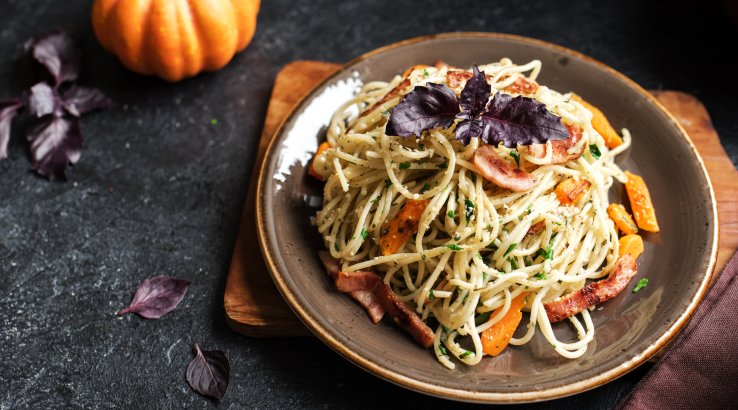 Паста з гарбузом і беконом на осінь