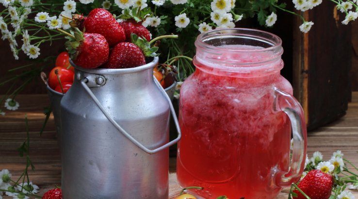 Компот з полуницею в банці