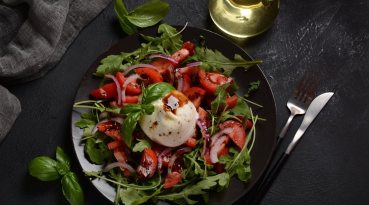 Салат з помідорами і буратою