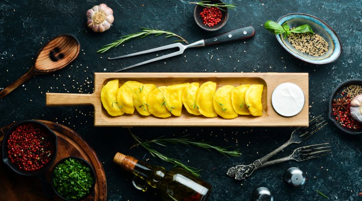 Жовті вареники з прянощами і бататом