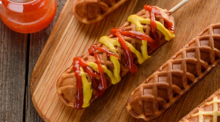 Вафля на паличці з гірчицею і кетчупом