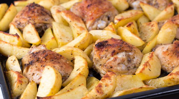запеченная курица с картофелем на противне