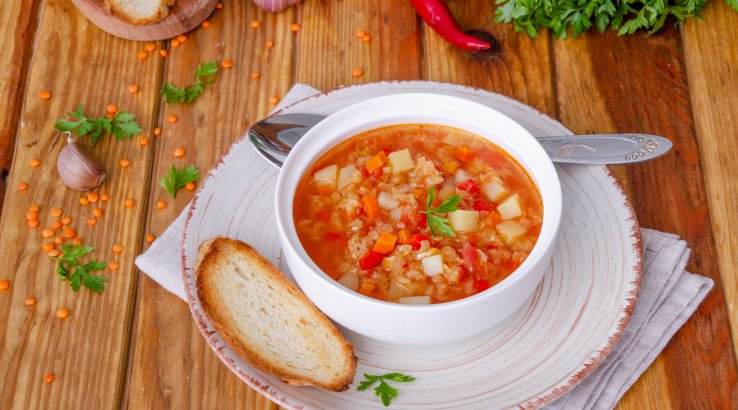 Суп із червоної сочевиці з помідорами