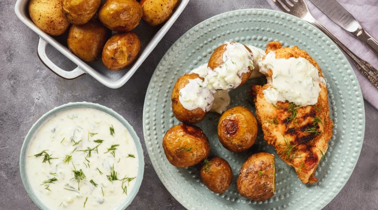 Запечена картопля з йогуртовим соусом