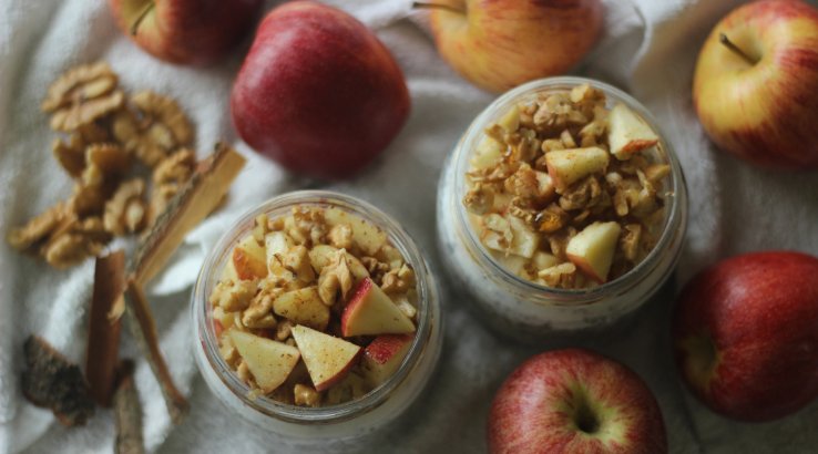 Нічна вівсянка з тушкованими яблуками