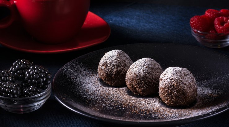 Шоколадные трюфели с малиной и ежевикой