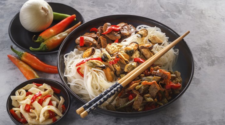 Салат з морепродуктів і локшини