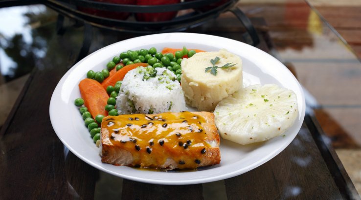 Риба з овочами і рисом