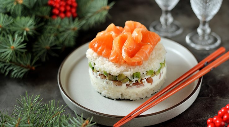 Суши-торт с авокадо и красной рыбой: как приготовить