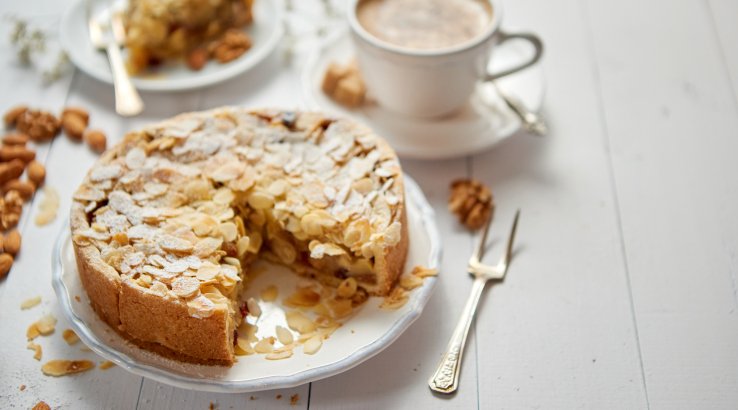 Баварський яблучний торт з малиновим варенням