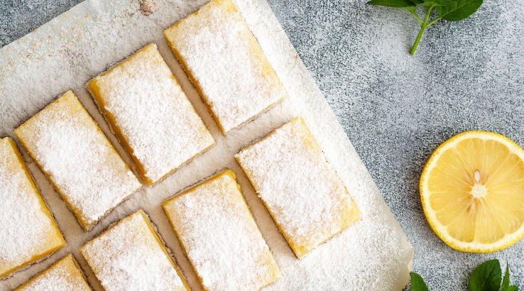 Лимонні батончики, посипані цукровою пудрою