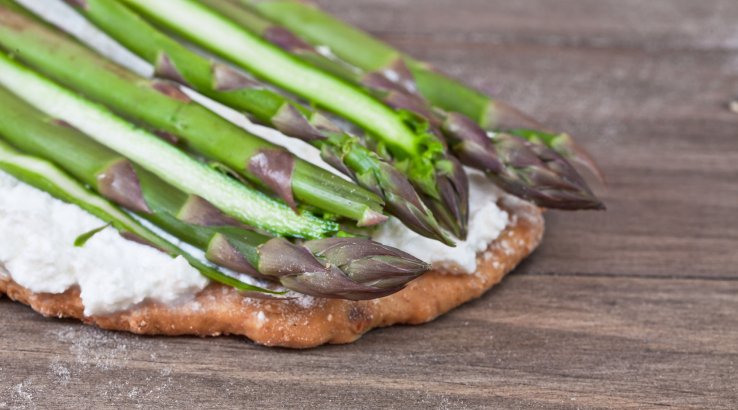 Наани зі спаржею і рикотою