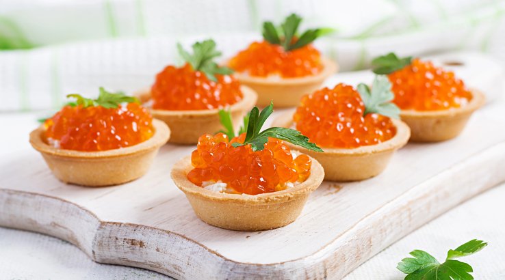 тарталетки с икрой и зеленью