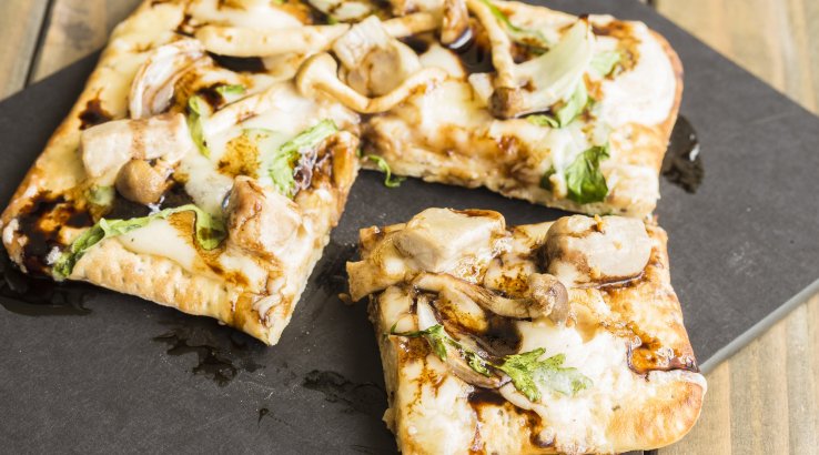 Піца з соусом бешамель і грибами