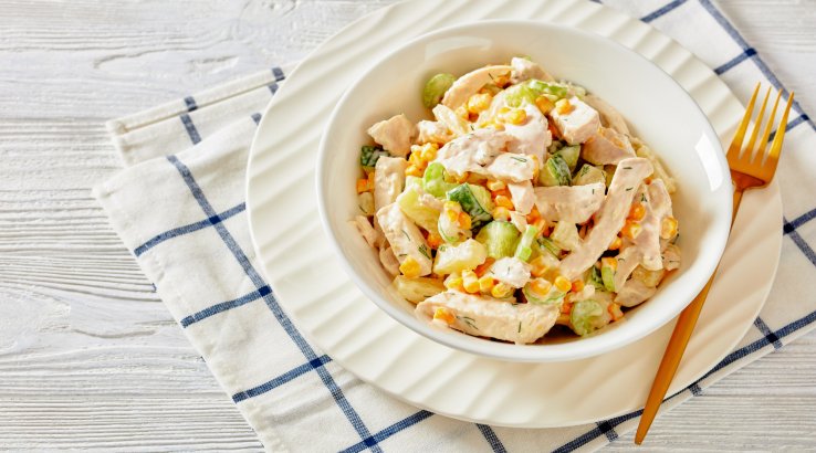 Салат з куркою і майонезом