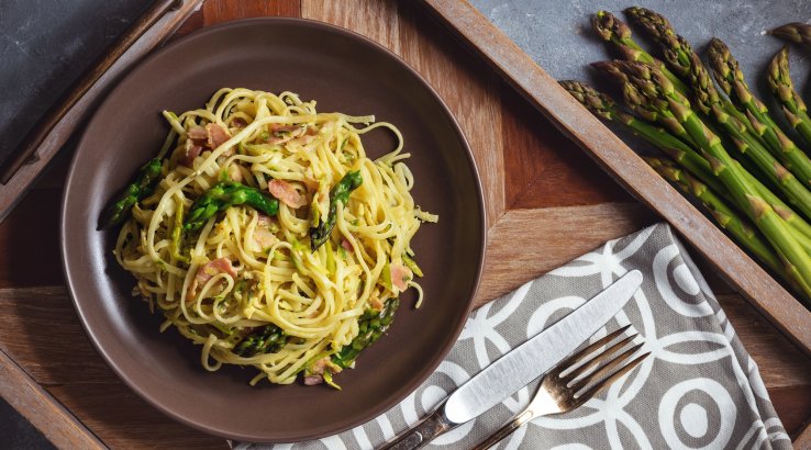 Лінгвіне зі спаржею та беконом