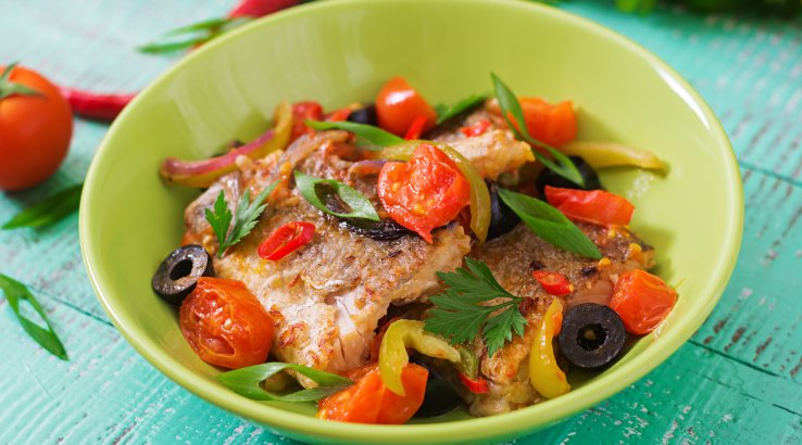 Запечений хек з овочами