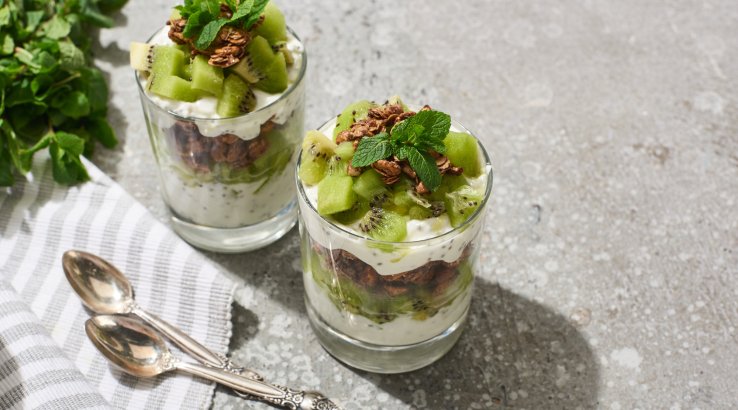 Десерт у склянці з фруктами