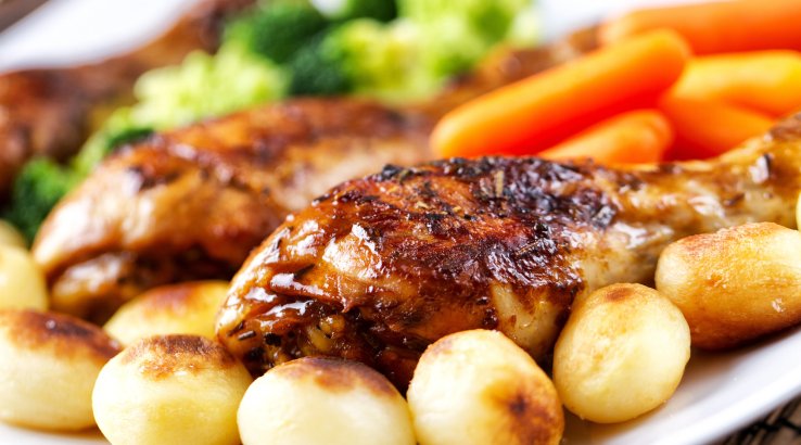 Курячі стегенця з овочами