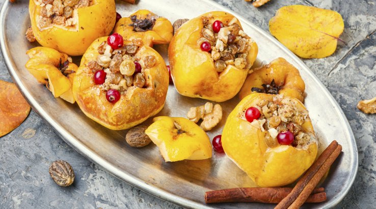 Айва, запечена з медом, родзинками та горіхами